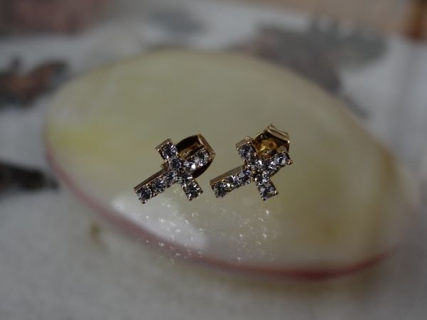 Brinco crucifixo strass